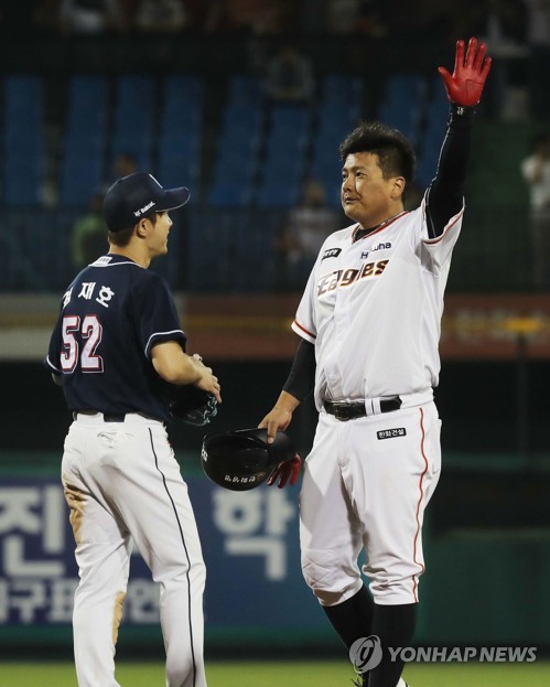 (대전=연합뉴스) 1일 대전 한화생명이글스파크에서 열린 프로야구 한화와 두산 경기. 한화 김태균이 8회말 1사에서 2루타를 날리며 연속 출루경기 숫자를 84로 늘리고 있다