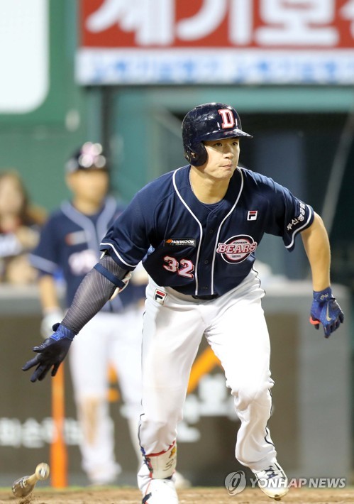1일 대전 한화생명이글스파크에서 열린 프로야구 한화와 두산 경기. 두산 김재환이 5회초 무사 1,3루에서 적시 2루타를 날리고 1루를 향해 달려가고 있다.