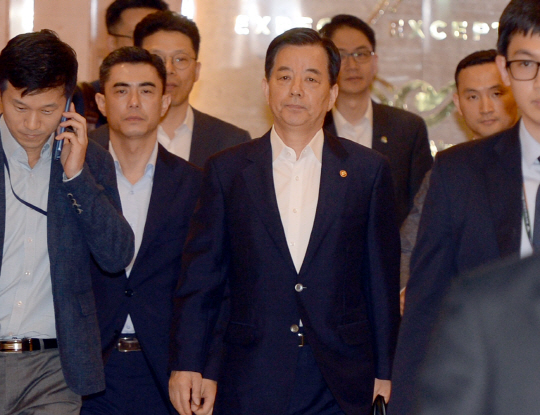 한민구(가운데) 국방부 장관이 싱가포르에서 개최되는 제16차 아시아안보회의에 참석하기 위해 2일 오전 인천국제공항을 통해 출국하고 있다.