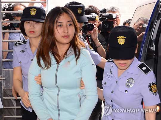 박근혜 정부 ‘비선실세’ 최순실 씨의 딸 정유라 씨가 두번째 소환조사를 받기 위해 1일 검찰 특별수사본부가 마련된 서울 서초구 서울중앙지검으로 들어가고 있다.