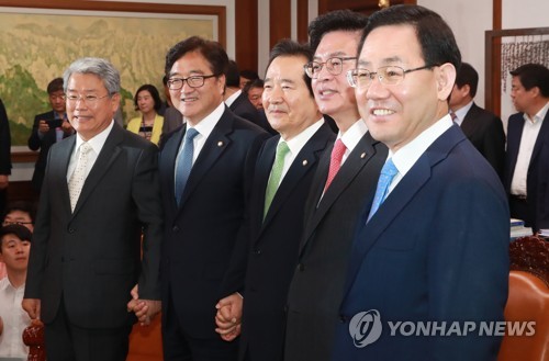 정세균 국회의장과 교섭단체 4당 원내대표들이 5월 22일 국회의장 집무실에서 6월 임시국회 운영 및 여·야·정 협의체 상설화와 관련 회동에 앞서 기념촬영을 하고 있다.