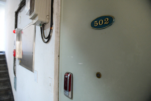 강경화 외교부 장관 후보자의 장녀가 지난 2000년 이화여고 진학을 위해 위장 전입한 서울 중구 정동아파트 502호. 현재는 거주자가 없지만 오랫동안 여러차례 위장전입 용도로 활용된 의혹이 제기되고 있다.  신창섭 기자 bluesky@