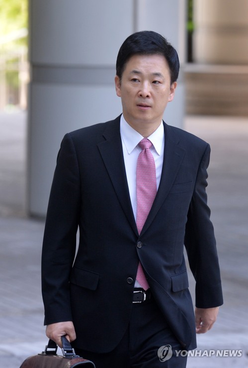 삼성 등 대기업에서 총 592억원의 뇌물을 받거나 요구·약속한 혐의 등으로 구속기소 된 박근혜 전 대통령의 2차 공판이 열린 25일 오전 박 전 대통령의 변호인인 유영하 변호사가 서울 서초동 서울중앙지법 법정으로 향하고 있다