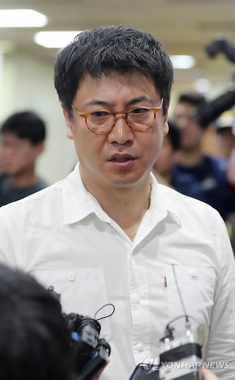 ‘비선실세’ 최순실씨의 비위를 폭로하며 국정농단 수사에 일조한 노승일 전 K스포츠재단 부장이 5일 박근혜 전 대통령과 최씨의 재판에 증인으로 출석하기 위해 서울 서초구 서울중앙지법에 들어서기 전 취재진의 질문을 받고 있다