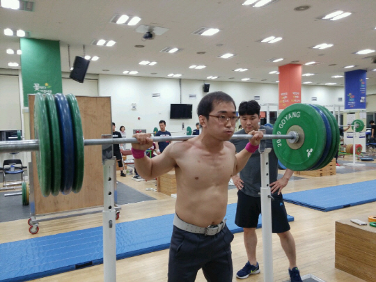 김웅현(왼쪽) 씨가 6일 장미란체육관에서 이승욱 강사가 지켜보는 가운데 120㎏의 바벨을 지고 앉았다 일어나는 스쿼트로 하체를 단련하고 있다.
