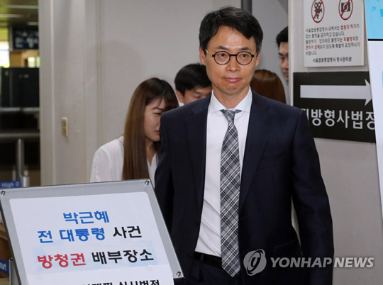 (서울=연합뉴스) 경영비리 협의로 재판을 받는 신동주 전 일본롯데홀딩스 부회장의 변호인인 이규철 변호사가 5일 서울 서초구 중앙지법에서 열린 재판에서 휴정시간 재판정을 나서고 있다.