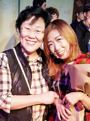 연극배우 안희정(오른쪽) 씨가 지난 2015년 서울 종로구 혜화동 대학로 한 공연장에서 톨스토이의 연극 ‘바보 이반’ 주인공을 맡아 연기하던 날, 고촌초등학교 재학 시절 담임이었던 이종숙 교사와 사진을 찍고 있다.  안희정 씨 제공