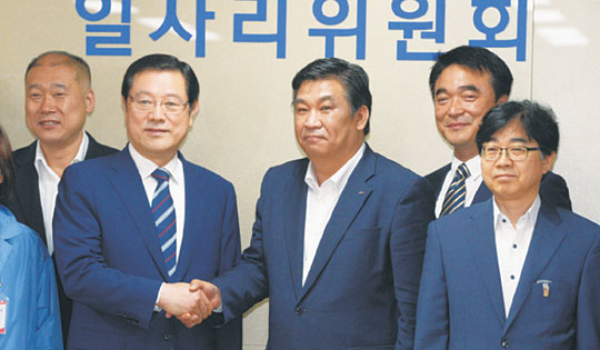 이용섭(왼쪽 두 번째) 일자리위원회 부위원장이 8일 오전 서울 종로구 정부서울청사 창성동 별관에서 열린 정책간담회에서 최승재 소상공인연합회 회장 등과 인사를 나누고 있다. 김동훈 기자