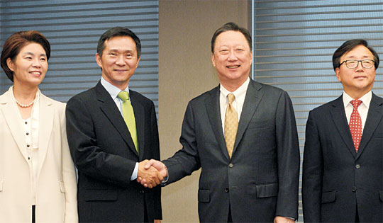 8일 오전 서울 중구 남대문로 상의회관에서 김연명(왼쪽 두 번째)국정기획자문위원회 사회분과 위원장과 박용만(〃 세 번째) 대한상의회장 등이 정책간담회에 앞서 인사를 나누고 있다.  김동훈 기자 dhk@