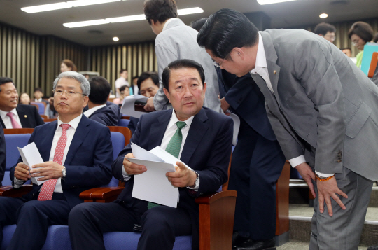 8일 오전 국회에서 열린 국민의당 의원총회에서 박주선(앞줄 가운데) 비상대책위원장과 이태규(오른쪽) 의원이 현안을 논의하고 있다. 왼쪽은 김동철 원내대표. 연합뉴스