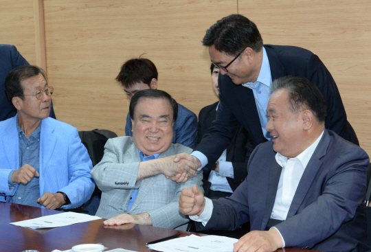 8일 오전 국회 의원회관에서 열린 더불어민주당 중진자문회의에서 우원식(오른쪽 두 번째) 원내대표가 문희상(〃세 번째) 의원과 악수하고 있다. 왼쪽은 원혜영 의원, 오른쪽은 이상민 의원.