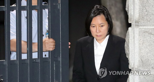 (의왕=연합뉴스) 최순실씨와 공모해 삼성그룹 등에서 후원금 명목으로 18억여원을 받아낸 혐의로 수감 중이던 장시호씨가 8일 새벽 구속기간 만료로 석방돼 경기 의왕시 서울구치소를 나서고 있다.