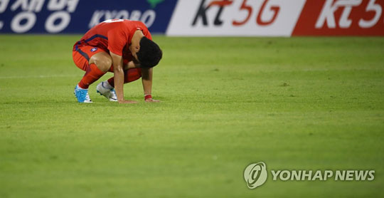 (라스 알카이마=연합뉴스) 7일 오후(현지시간) 아랍에미리트 라스 알카이마 에미레이츠 클럽 경기장에서 열린 한국과 이라크 축구국가대표팀 평가전에서 한국의 황희찬 경기가 0대 0 무승부로 끝나자 그라운드에 엎드려 아쉬워 하고 있다.