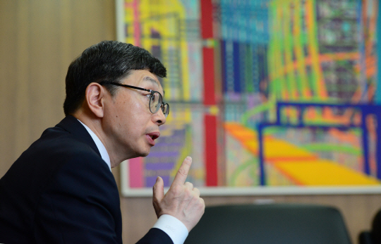 김현 대한변호사협회장이 지난달 30일 서울 강남구 역삼동 변협회관 사무실에서 법조개혁 방향을 얘기하다 벽에 걸린 서양화가 남정현 씨의 그림을 소개하고 있다. 그는 “이전 협회장들이 재직할 땐 고풍스러운 동양화 일색이었는데, 젊은 분위기를 내고 싶어 현대화가의 그림을 걸었다”고 말했다.   김선규 기자 ufokim@