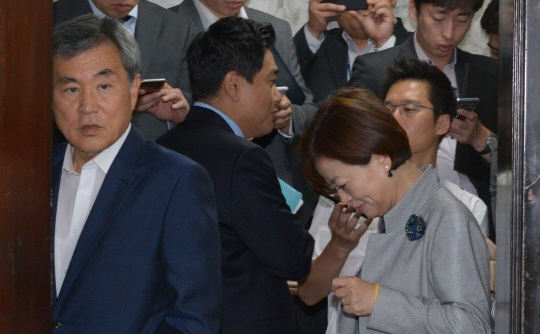 김이수 헌법재판소장 후보자 인사청문특별위원회 소속 여야 간사 위원들이 9일 오전 김 후보자 인사청문 경과보고서 채택 여부를 논의하기 위해 심각한 표정으로 회의장에 들어서고 있다. 왼쪽부터 이상돈(국민의당)·오신환(바른정당)·진선미(더불어민주당) 간사.
