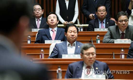 (서울=연합뉴스) 바른정당을 탈당한 뒤 자유한국당에 입당한 김성태(셋째줄 왼쪽), 박성중 의원(넷째줄 오른쪽)이 16일 오전 국회에서 열린 의원총회에 참석, 정우택 대표 권한대행의 발언을 듣고 있다. 2017.5.16