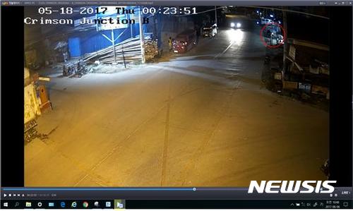 【서울=뉴시스】 A씨 일행이 황씨 집에 들어가는 장면. (사진 = 경찰청 제공) 2017.06.11.