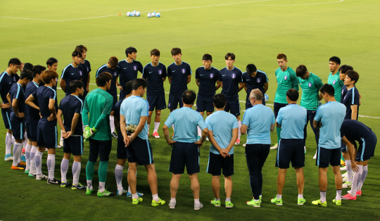축구대표팀이 13일(한국시간) 카타르 도하 자심 빈 하마드 경기장에서 울리 슈틸리케 감독의 말을 경청하고 있다. 대표팀은 14일 카타르와 2018 러시아월드컵 아시아지역 최종예선 8차전을 치른다.