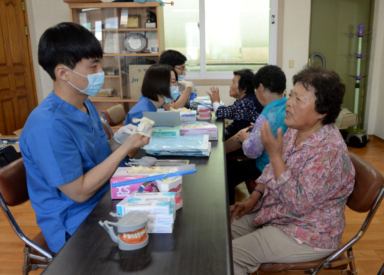 <1사1촌이 살기 좋은 마을 이끈다>“어르신 치실 사용하세요” 권유에 “이쑤시개보다 좋아요?”