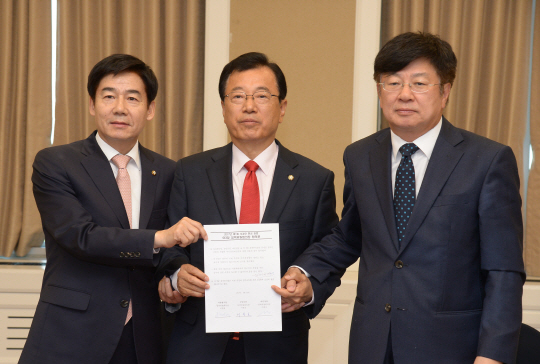 13일 오전 국회 귀빈식당에서 국민의당 이용호(왼쪽부터), 자유한국당 이현재, 바른정당 이종구 등 야 3당 정책위의장이 ‘일자리 추가경정 예산안은 국가재정법이 정한 요건에 부합하지 않는다’는 내용의 합의문을 들어 보이고 있다.