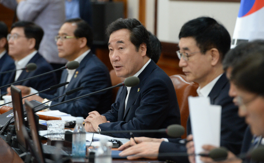 이낙연 국무총리가 13일 오전 정부서울청사에서 열린 국무회의에서 모두발언을 하고 있다.
