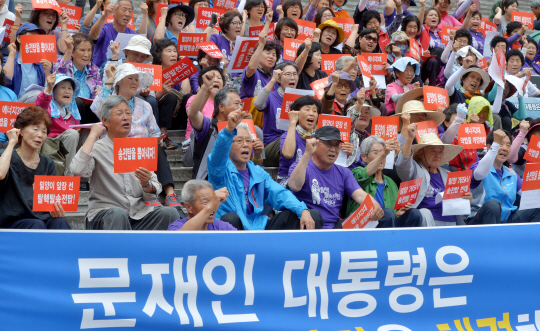 밀양송전탑반대대책위 주민 70여 명이 13일 오전 서울 세종문화회관 앞 계단에서 밀양송전탑 문제 해결을 약속한 문재인 대통령의 공약 이행을 촉구하는 시위를 하고 있다.
