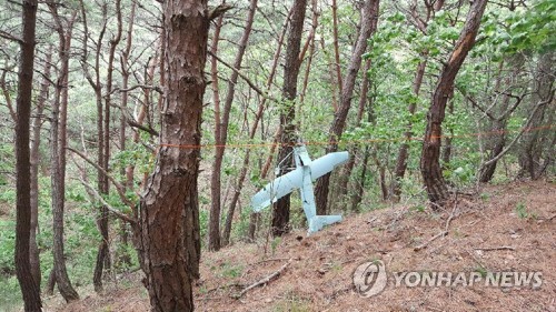 인제서 발견된 북한 무인기 추정 소형비행체[합참 제공]