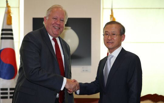 임성남 외교부 1차관이 14일 오전 서울 종로구 사직로 외교부 청사에서 한·미 정상회담 준비 상황 점검을 위해 방한한 토머스 섀넌 미 국무부 정무차관과 악수하고 있다.