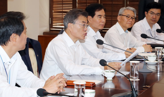 문재인 대통령이 15일 오전 청와대 여민 1관에서 열린 수석·보좌관 회의를 주재하며 모두 발언을 하고 있다.