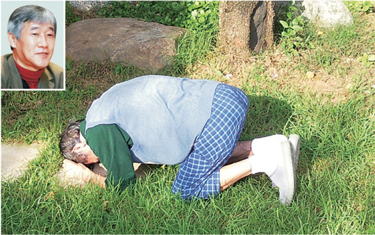 출판사가 공개한 최인호 작가의 생전 모습. 출판사 정원 위에 엎드려 기도하는 것처럼 보이지만 사실은 항암 투병 중에 가래침을 뱉기 위해 애쓰는 모습이다.  여백미디어 제공
