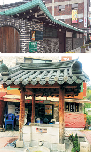 영화 주 촬영지인 수원시 팔달구 행궁로에 위치한 한옥(위)에는 촬영지임을 알리는 현판이 붙어 있다. 아래 사진은 영화에 자주 등장하는 한데우물.