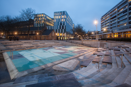 네덜란드 로테르담 도심 중앙에 위치한 벤덤 광장. 평소에는 공공 운동장으로 활용되지만 비상시에는 저수지 역할을 한다.