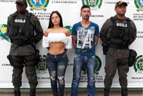 납치 공모 혐의로 경찰에 붙잡힌 파울린 카리네 디아스(왼쪽에서 두 번째)[엑셀시오르 누리집 갈무리]