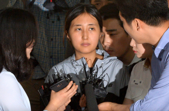 정유라 씨가 검찰이 다시 청구한 자신의 구속영장심사를 받기 위해 20일 오전 서울 서초동 서울중앙지법 청사로 들어가기 전 기자들의 질문을 받고 있다.