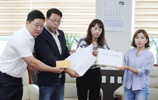 20일 오전 경남 양산경찰서에서 ‘밧줄 절단’ 사건 피해자 유족들을 위해 조의금을 모금한 양산지역 온라인 카페 운영진이 전달에 앞서 명부 등을 들어 보이고 있다.