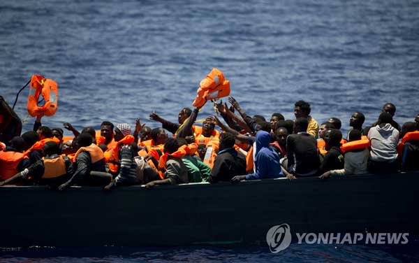 리비아를 출발해 유럽으로 향하는 난민선[AP=연합뉴스]