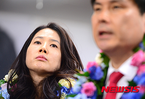 제20대 국회의원 선거 서울 중구·성동을 지역구 새누리당 지상욱 당선인의 부인 심은하(배우)가 14일 오전 서울 중구 선거사무소에서 남편의 당선이 확정되자 생각에 잠겨 있다. 2016.04.14.