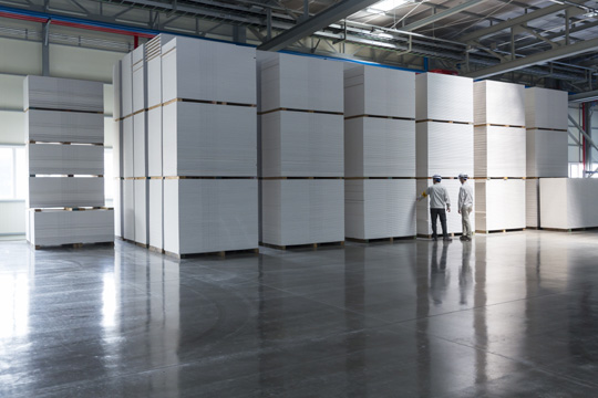 충남 서산 KCC 대죽공장 3호기에서 막 생산된 석고보드를 작업자들이 살펴보고 있다.   KCC 제공