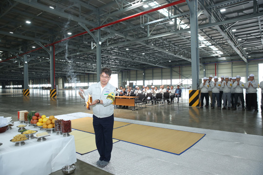 지난 20일 충남 서산시 대죽공장에서 KCC 임직원들이 증설된 석고보드 3호기 생산 라인에 대한 안전기원제를 올리고 있다.  KCC 제공