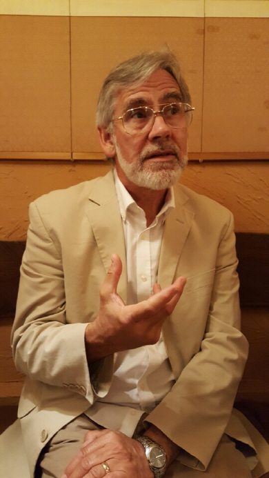 마크 윌리엄스 영국 옥스퍼드대 명예교수는 21일 기자간담회에서 “일터에서 스스로에게 힘을 주는 것과 소진시키는 것이 무엇인지를 알아차리면 직장인이 ‘번아웃’에 대처하는 법을 알게 된다”고 조언했다.