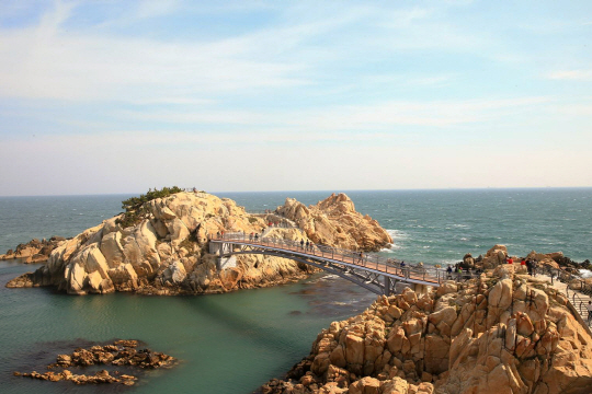 울산 동구 일산동에 위치한 대왕암공원. 신라 문무대왕의 왕비가 호국룡이 돼 잠겼다는 전설이 서려 있는 ‘대왕암’이 동해 위에 우뚝 솟아 있다.   울산시 제공