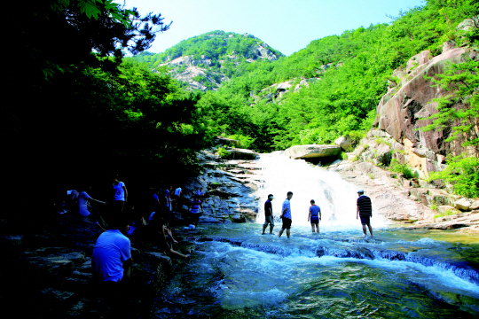 지난해 여름 전남 곡성군 곡성읍 청계동계곡을 찾은 피서객들이 즐거운 시간을 보내고 있다. 올해는 가뭄으로 수량이 더 줄었으나 물놀이 하기에는 지장이 없을 정도라고 한다.  전남도 제공