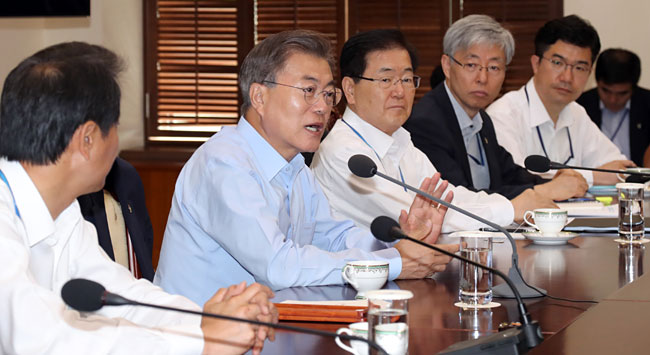 문재인 대통령이 22일 오전 청와대 여민관에서 열린 수석·보좌관 회의를 주재하면서 모두발언을 하고 있다.  연합뉴스