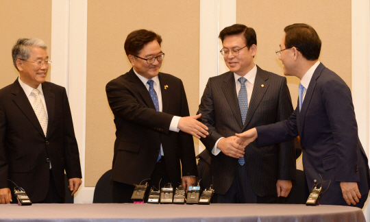 22일 오전 국회 귀빈식당에서 4당 원내대표가 회동에 앞서 인사를 하고 있다. 왼쪽부터 국민의당 김동철, 더불어민주당 우원식, 자유한국당 정우택, 바른정당 주호영 원내대표.