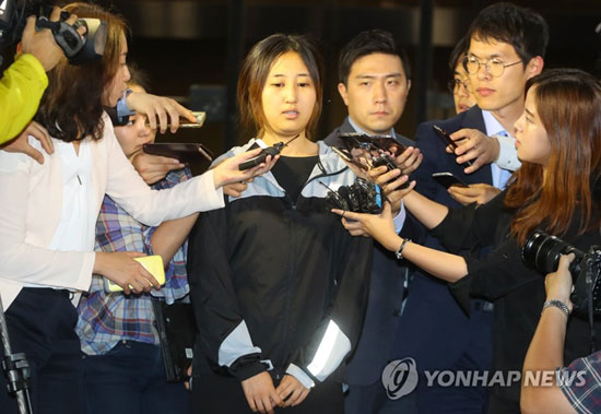 (서울=연합뉴스) 최순실씨의 딸 정유라씨가 20일 밤 2차 구속영장이 기각되자 서울 서초구 서울중앙지검에서 나와 취재진의 질문에 답하고 있다. 2017.6.20