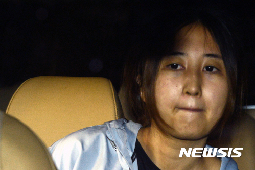 박근혜 전 대통령의 ‘비선 실세’ 최순실 씨의 딸 정유라가 두 번째 구속영장 청구도 기각되어 20일 오후 서울 서초구 서울중앙지방검찰청을 나서고 있다.