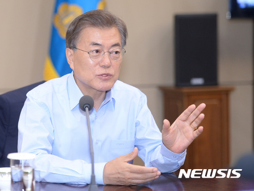 문재인 대통령이 22일 오전 수석 보좌관회의가 열린 청와대 여민관 소회의실에서 모두발언을 하고 있다.