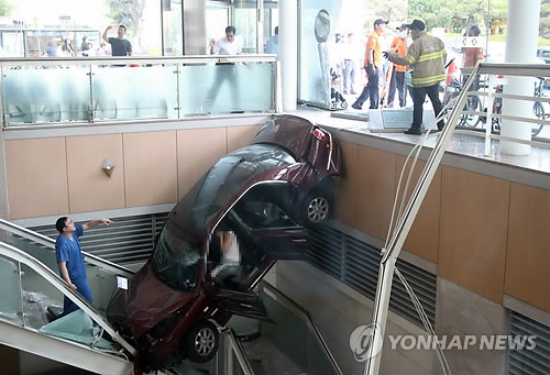 22일 오후 경기도 고양시 일산백병원 주차장을 나오던 그랜저 차량이 병원 건물로 돌진, 계단 아래로 추락해 있다