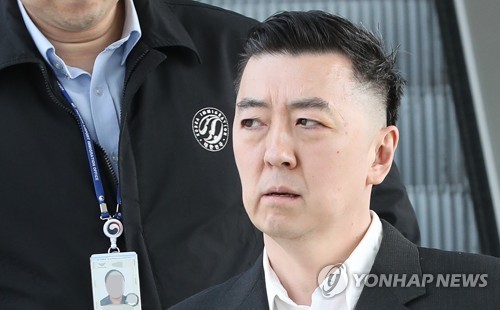 ‘BBK 주가조작’ 사건으로 8년간의 수감 생활 끝에 만기 출소한 김경준 전 BBK투자자문 대표가 29일 오후 인천공항을 통해 미국으로 강제추방되고 있다. 2017.3.29
