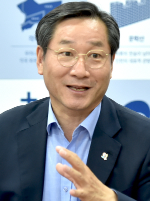 유정복 인천시장이 지난 20일 문화일보와의 인터뷰에서 ‘인천형 일자리’에 대해 이야기하고 있다.  인천시청 제공